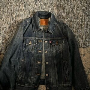 Dark blue wash Levi’s jeans jacket